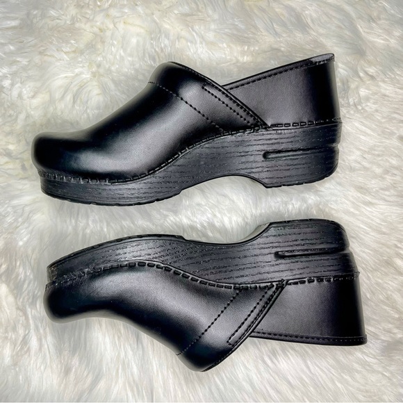 Dansko Professional Black Leather Clog - Picture 8 of 13